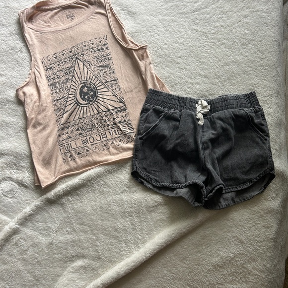 Billabong sleeveless shirt accompanied by Hudson drawstring shorts - Picture 1 of 5